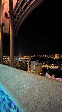 Kuching, Malezya - 16 Haziran 2024: Sonsuzluk Havuzu Arasındaki Kuching Skyline Görünümü