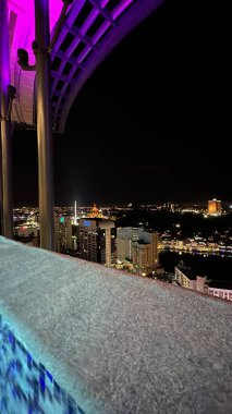 Kuching, Malezya - 16 Haziran 2024: Sonsuzluk Havuzu Arasındaki Kuching Skyline Görünümü