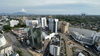 Kuching, Malezya - 16 Haziran 2024: Sonsuzluk Havuzu Arasındaki Kuching Skyline Görünümü