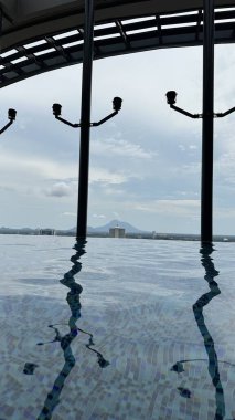 Kuching, Malezya - 16 Haziran 2024: Sonsuzluk Havuzu Arasındaki Kuching Skyline Görünümü