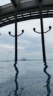 Kuching, Malezya - 16 Haziran 2024: Sonsuzluk Havuzu Arasındaki Kuching Skyline Görünümü