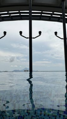 Kuching, Malezya - 16 Haziran 2024: Sonsuzluk Havuzu Arasındaki Kuching Skyline Görünümü