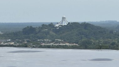 Kuching, Malezya - 16 Haziran 2024: Sonsuzluk Havuzu Arasındaki Kuching Skyline Görünümü