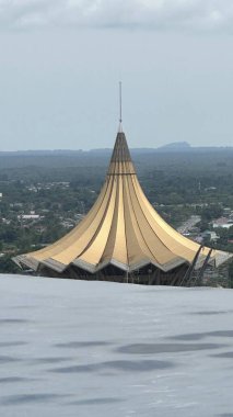 Kuching, Malezya - 16 Haziran 2024: Sonsuzluk Havuzu Arasındaki Kuching Skyline Görünümü