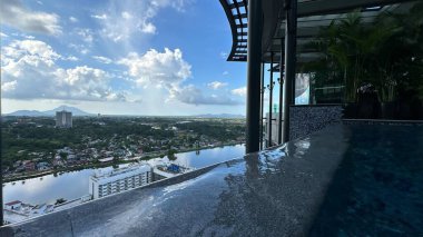 Kuching, Malezya - 16 Haziran 2024: Sonsuzluk Havuzu Arasındaki Kuching Skyline Görünümü