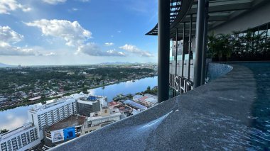 Kuching, Malezya - 16 Haziran 2024: Sonsuzluk Havuzu Arasındaki Kuching Skyline Görünümü