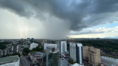 Kuching, Malezya - 16 Haziran 2024: Sonsuzluk Havuzu Arasındaki Kuching Skyline Görünümü