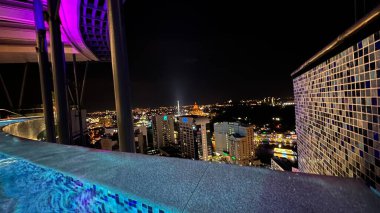 Kuching, Malezya - 16 Haziran 2024: Sonsuzluk Havuzu Arasındaki Kuching Skyline Görünümü