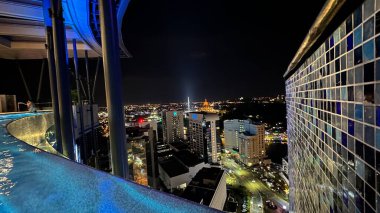 Kuching, Malezya - 16 Haziran 2024: Sonsuzluk Havuzu Arasındaki Kuching Skyline Görünümü