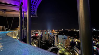 Kuching, Malezya - 16 Haziran 2024: Sonsuzluk Havuzu Arasındaki Kuching Skyline Görünümü