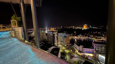 Kuching, Malezya - 16 Haziran 2024: Sonsuzluk Havuzu Arasındaki Kuching Skyline Görünümü