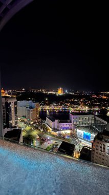 Kuching, Malezya - 16 Haziran 2024: Sonsuzluk Havuzu Arasındaki Kuching Skyline Görünümü
