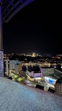 Kuching, Malezya - 16 Haziran 2024: Sonsuzluk Havuzu Arasındaki Kuching Skyline Görünümü