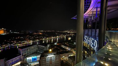 Kuching, Malezya - 16 Haziran 2024: Sonsuzluk Havuzu Arasındaki Kuching Skyline Görünümü