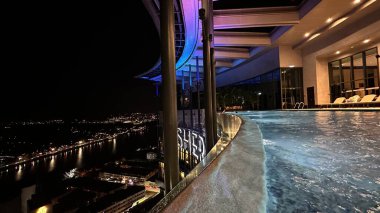 Kuching, Malezya - 16 Haziran 2024: Sonsuzluk Havuzu Arasındaki Kuching Skyline Görünümü