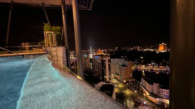 Kuching, Malezya - 16 Haziran 2024: Sonsuzluk Havuzu Arasındaki Kuching Skyline Görünümü