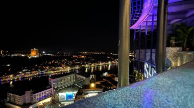 Kuching, Malezya - 16 Haziran 2024: Sonsuzluk Havuzu Arasındaki Kuching Skyline Görünümü