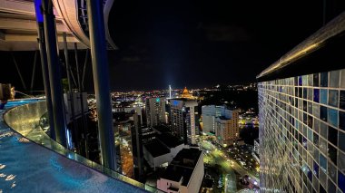 Kuching, Malezya - 16 Haziran 2024: Sonsuzluk Havuzu Arasındaki Kuching Skyline Görünümü