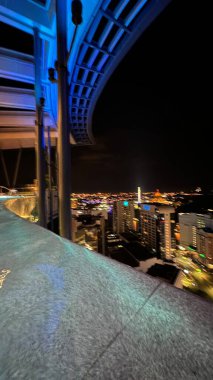 Kuching, Malezya - 16 Haziran 2024: Sonsuzluk Havuzu Arasındaki Kuching Skyline Görünümü