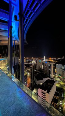 Kuching, Malezya - 16 Haziran 2024: Sonsuzluk Havuzu Arasındaki Kuching Skyline Görünümü