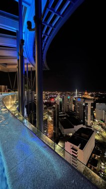 Kuching, Malezya - 16 Haziran 2024: Sonsuzluk Havuzu Arasındaki Kuching Skyline Görünümü