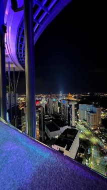 Kuching, Malezya - 16 Haziran 2024: Sonsuzluk Havuzu Arasındaki Kuching Skyline Görünümü