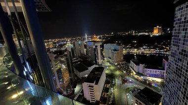 Kuching, Malezya - 16 Haziran 2024: Sonsuzluk Havuzu Arasındaki Kuching Skyline Görünümü