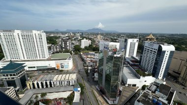 Kuching, Malezya - 16 Haziran 2024: Sonsuzluk Havuzu Arasındaki Kuching Skyline Görünümü