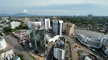 Kuching, Malezya - 16 Haziran 2024: Sonsuzluk Havuzu Arasındaki Kuching Skyline Görünümü