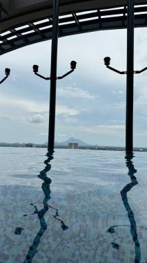 Kuching, Malezya - 16 Haziran 2024: Sonsuzluk Havuzu Arasındaki Kuching Skyline Görünümü