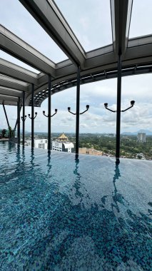 Kuching, Malezya - 16 Haziran 2024: Sonsuzluk Havuzu Arasındaki Kuching Skyline Görünümü