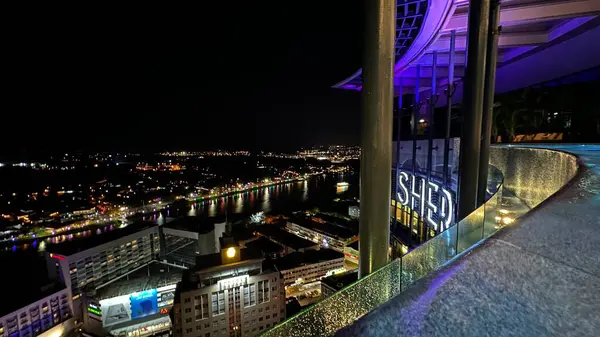 Kuching, Malezya - 16 Haziran 2024: Sonsuzluk Havuzu Arasındaki Kuching Skyline Görünümü