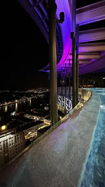 Kuching, Malezya - 16 Haziran 2024: Sonsuzluk Havuzu Arasındaki Kuching Skyline Görünümü