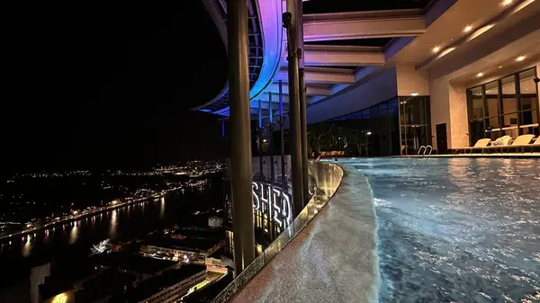 Kuching, Malezya - 16 Haziran 2024: Sonsuzluk Havuzu Arasındaki Kuching Skyline Görünümü