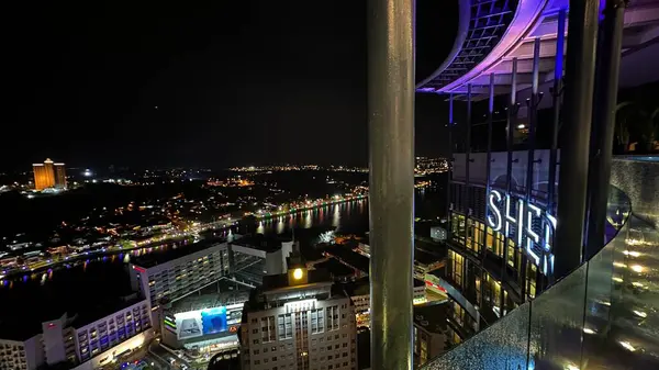 Kuching, Malezya - 16 Haziran 2024: Sonsuzluk Havuzu Arasındaki Kuching Skyline Görünümü