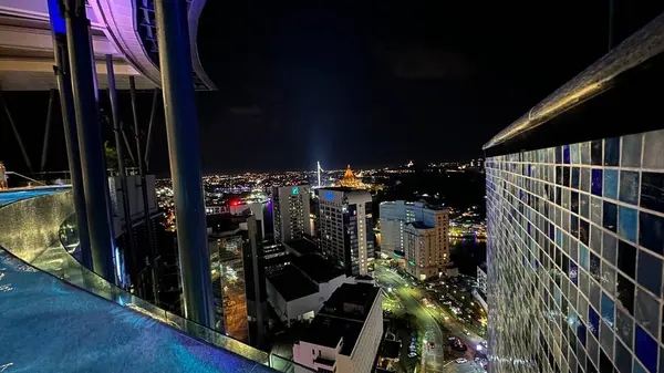 Kuching, Malezya - 16 Haziran 2024: Sonsuzluk Havuzu Arasındaki Kuching Skyline Görünümü