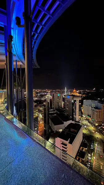 Kuching, Malezya - 16 Haziran 2024: Sonsuzluk Havuzu Arasındaki Kuching Skyline Görünümü