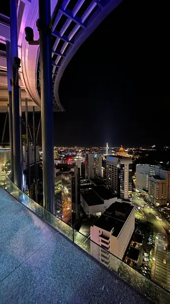 Kuching, Malezya - 16 Haziran 2024: Sonsuzluk Havuzu Arasındaki Kuching Skyline Görünümü