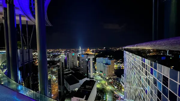 Kuching, Malezya - 16 Haziran 2024: Sonsuzluk Havuzu Arasındaki Kuching Skyline Görünümü