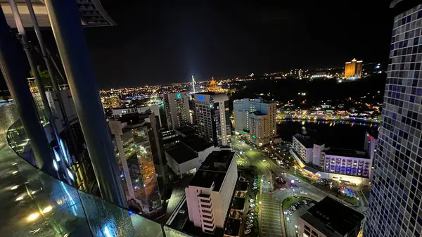 Kuching, Malezya - 16 Haziran 2024: Sonsuzluk Havuzu Arasındaki Kuching Skyline Görünümü