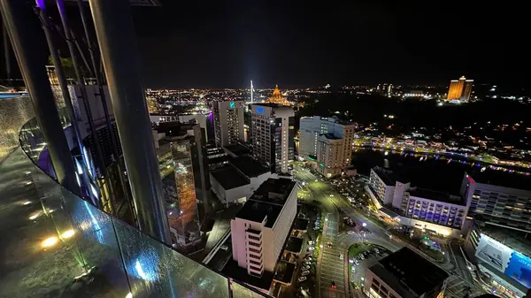 Kuching, Malezya - 16 Haziran 2024: Sonsuzluk Havuzu Arasındaki Kuching Skyline Görünümü