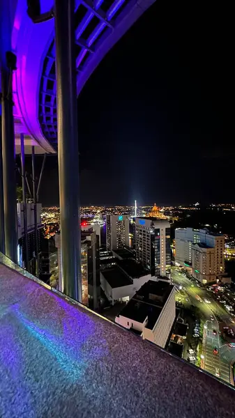 Kuching, Malezya - 16 Haziran 2024: Sonsuzluk Havuzu Arasındaki Kuching Skyline Görünümü