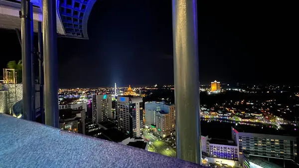 Kuching, Malezya - 16 Haziran 2024: Sonsuzluk Havuzu Arasındaki Kuching Skyline Görünümü