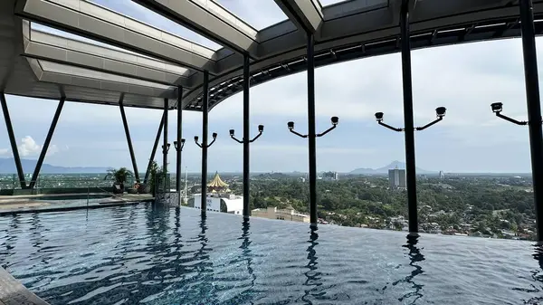 Kuching, Malezya - 16 Haziran 2024: Sonsuzluk Havuzu Arasındaki Kuching Skyline Görünümü