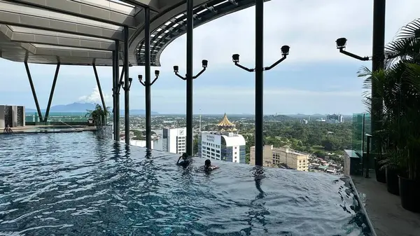 Kuching, Malezya - 16 Haziran 2024: Sonsuzluk Havuzu Arasındaki Kuching Skyline Görünümü