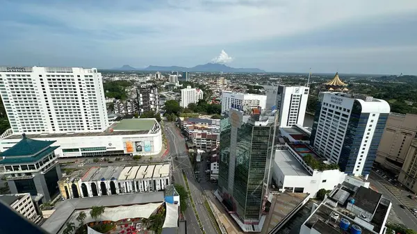 Kuching, Malezya - 16 Haziran 2024: Sonsuzluk Havuzu Arasındaki Kuching Skyline Görünümü