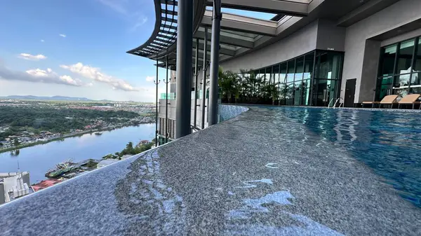 Kuching, Malezya - 16 Haziran 2024: Sonsuzluk Havuzu Arasındaki Kuching Skyline Görünümü