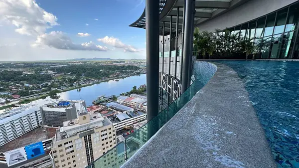 Kuching, Malezya - 16 Haziran 2024: Sonsuzluk Havuzu Arasındaki Kuching Skyline Görünümü
