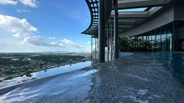 Kuching, Malezya - 16 Haziran 2024: Sonsuzluk Havuzu Arasındaki Kuching Skyline Görünümü