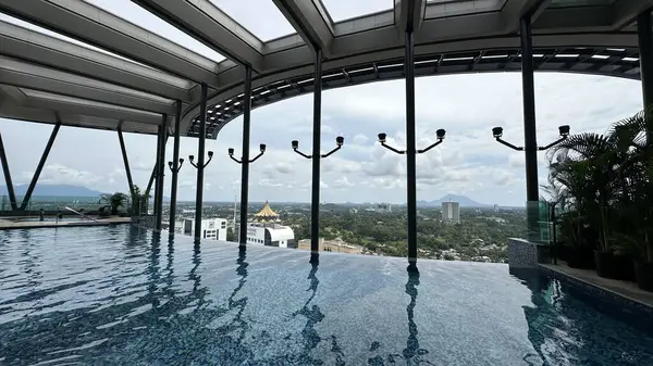 Kuching, Malezya - 16 Haziran 2024: Sonsuzluk Havuzu Arasındaki Kuching Skyline Görünümü